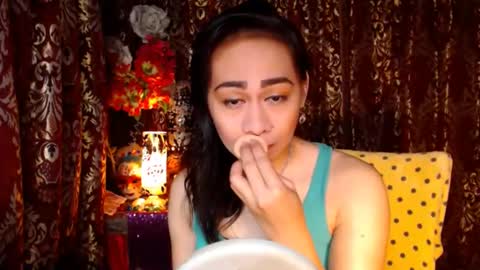 Snapshot of urtimelessbeauty chatting on December 2024 09:26:01 PM Merca online show from December 2024 09:26:01 PM