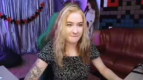 Leila online show from November 2025 01:43:01 PM