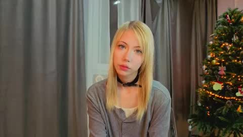 Snapshot of uwu_flower chatting on February 2026 01:29:02 PM Chloe online show from February 2026 01:29:02 PM