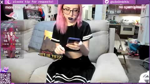 Snapshot of v3n0mb1t3z chatting on November 2025 12:44:01 AM kermit online show from November 2025 12:44:01 AM