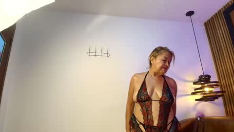 Ana online show from November 2025 07:15:02 PM