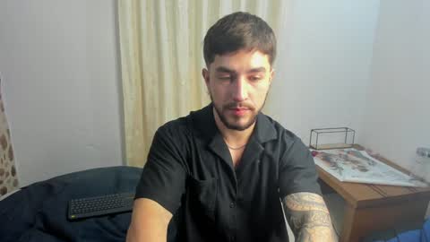 Snapshot of valentino2201 chatting on December 2024 11:33:02 PM valentino online show from December 2024 11:33:02 PM
