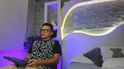 valentino_moretti online show from December 2025 01:05:02 PM