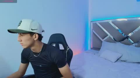 valentino_rey online show from April 2026 12:01:01 PM