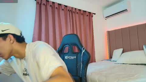 valentino_rey online show from April 2026 12:08:02 PM