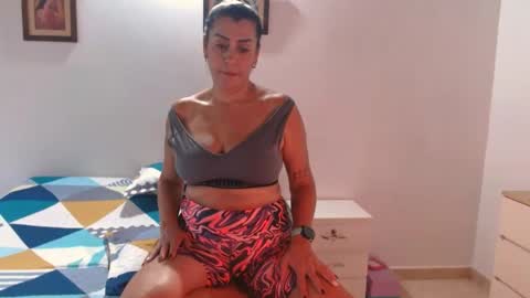 Snapshot of valeria_0511 chatting on January 2025 11:07:01 PM marcela online show from January 2025 11:07:01 PM