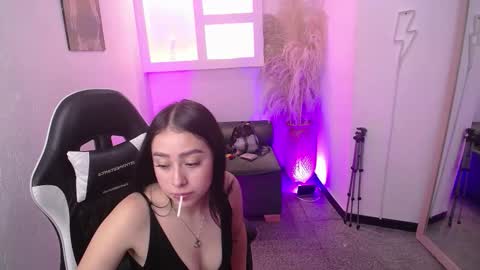 vallolett__ online show from November 2025 07:56:01 PM