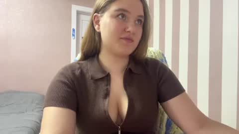 Snapshot of valvet_sky chatting on June 2026 11:31:01 PM Lily online show from June 2026 11:31:01 PM