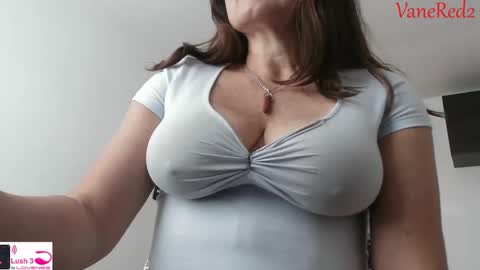 Vanesared2 online show from November 2025 01:00:02 PM