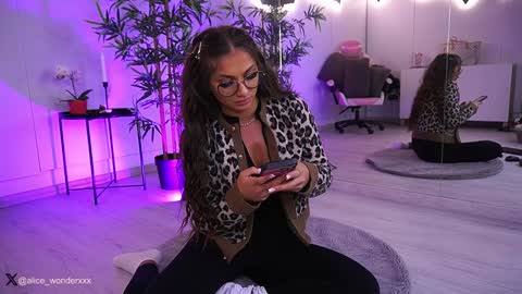 Vanessa Simon online show from January 2025 06:22:02 AM