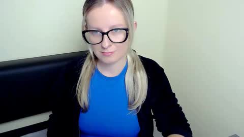 Snapshot of vanillaex_ chatting on September 2025 06:24:02 AM Mia online show from September 2025 06:24:02 AM
