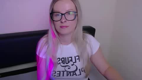 Snapshot of vanillaex_ chatting on September 2025 06:59:02 AM Mia online show from September 2025 06:59:02 AM