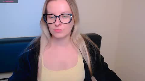 Mia online show from October 2025 06:35:02 AM