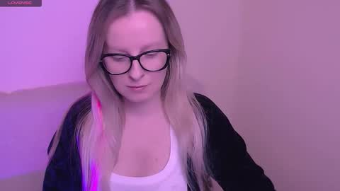 Mia online show from November 2025 08:02:01 AM