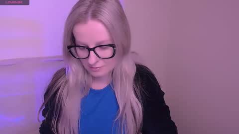 Mia online show from November 2025 07:52:02 AM