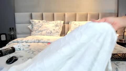 VANNA  online show from September 2025 01:42:01 AM