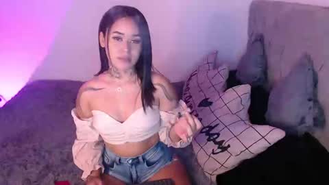 Snapshot of vayolett_bass chatting on December 2024 12:02:01 AM Vayolett Bass online show from December 2024 12:02:01 AM