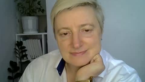 Snapshot of vea_motty chatting on April 2026 03:54:02 PM vea_motty online show from April 2026 03:54:02 PM
