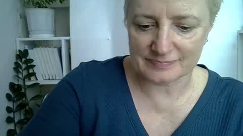 Snapshot of vea_motty chatting on May 2026 10:45:02 AM vea_motty online show from May 2026 10:45:02 AM