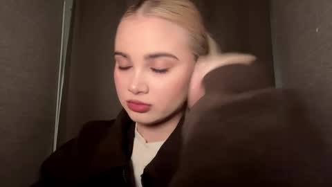 Monika online show from December 2025 01:05:01 PM