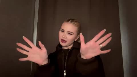 Monika online show from December 2025 01:06:01 PM