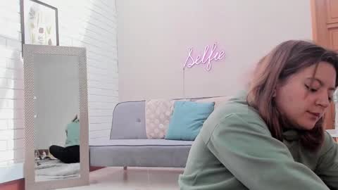 Snapshot of veesimons_dh chatting on December 2024 01:43:02 PM Vee Simons online show from December 2024 01:43:02 PM