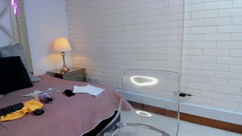 Snapshot of veesimons_dh chatting on December 2024 12:21:02 AM Vee Simons online show from December 2024 12:21:02 AM