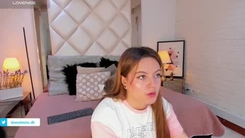 Snapshot of veesimons_dh chatting on December 2024 08:25:02 PM Vee Simons online show from December 2024 08:25:02 PM