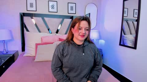 Snapshot of veesimons_dh chatting on January 2025 01:42:02 PM Vee Simons online show from January 2025 01:42:02 PM