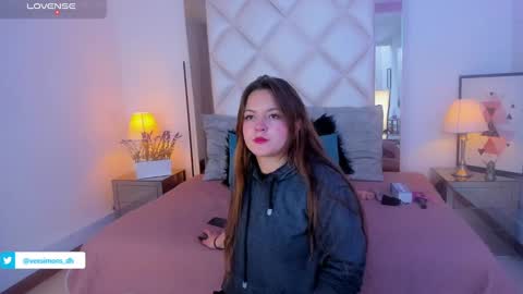 Snapshot of veesimons_dh chatting on January 2025 07:44:02 PM Vee Simons online show from January 2025 07:44:02 PM