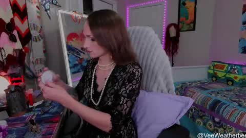 Snapshot of veeweatherbee chatting on May 2026 12:40:02 AM Violet Weatherbee online show from May 2026 12:40:02 AM