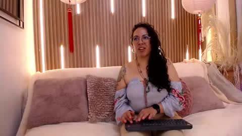Emma Curly online show from June 2026 12:33:02 PM