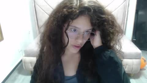 Snapshot of velvet_moon_v chatting on October 2025 01:36:03 PM velvet_moon_v online show from October 2025 01:36:03 PM