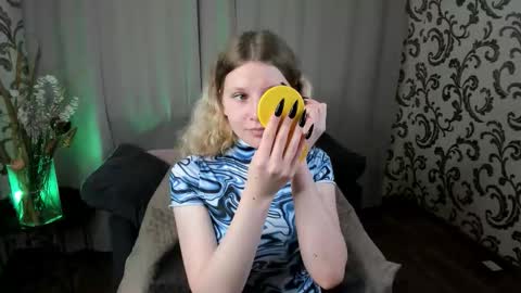 velvet_peach_ online show from November 2025 11:20:02 AM