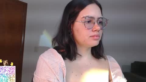 Snapshot of velvetcrystal chatting on July 2026 03:21:01 AM Crystal PVT OPEN online show from July 2026 03:21:01 AM