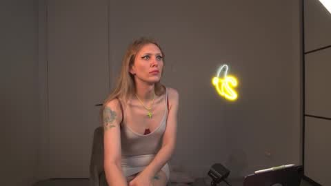 VelvetTGirl online show from April 2026 06:44:01 AM