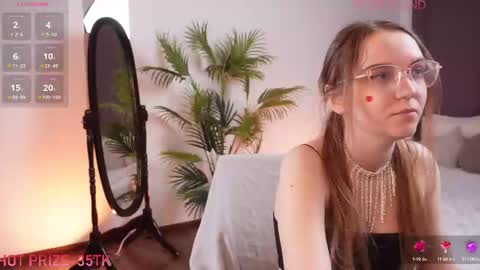 Snapshot of velvetvalkyries chatting on February 2025 07:49:02 PM CLEOshort hair TIna long hair online show from February 2025 07:49:02 PM