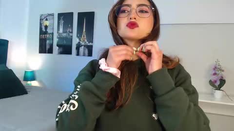 Mia online show from September 2025 12:27:02 PM