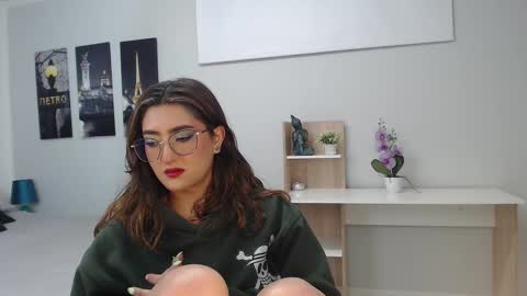 Mia online show from September 2025 12:28:02 PM