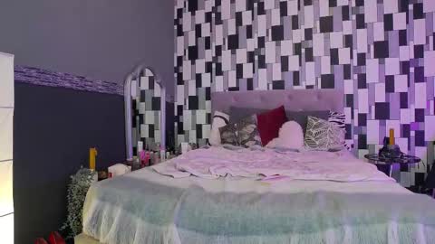 venusinylons online show from December 2025 01:52:02 PM