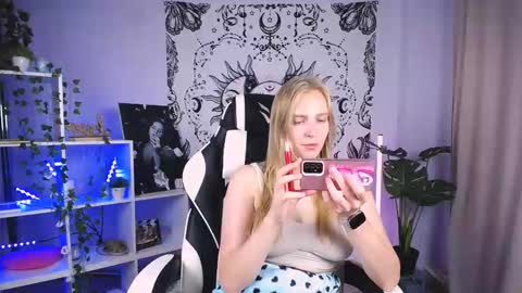 VERONICA online show from September 2025 11:01:01 AM