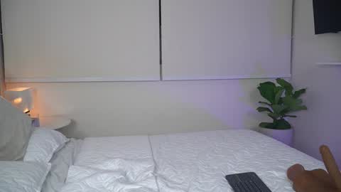 Snapshot of veroniqe_lounge chatting on January 2025 03:00:01 AM V A L help me reach 100likes online show from January 2025 03:00:01 AM