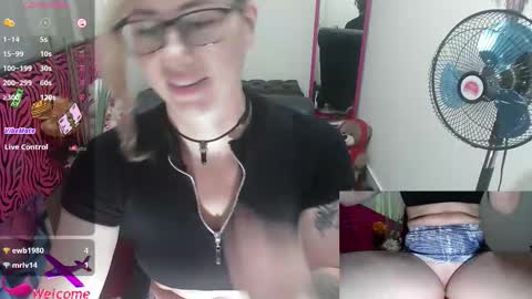 Snapshot of vickysexyx chatting on October 2025 08:20:01 PM Valentina online show from October 2025 08:20:01 PM