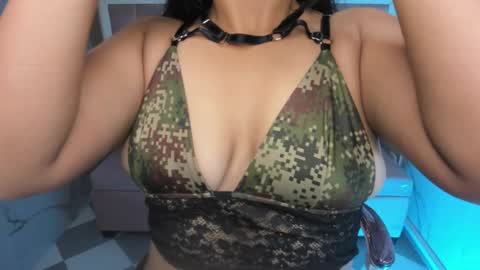 victoria_b_ online show from September 2025 12:43:01 PM