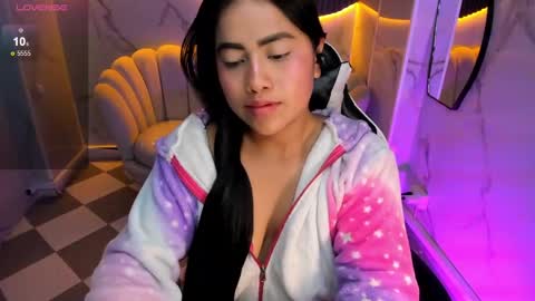 victoria_b_ online show from October 2025 09:02:02 PM