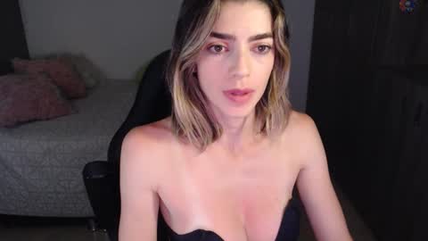 Snapshot of victoria_f chatting on February 2025 05:42:02 AM Victorias Room online show from February 2025 05:42:02 AM