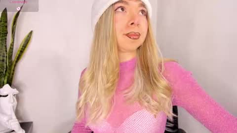 Snapshot of victoria_qq chatting on October 2025 08:53:02 PM D A N I online show from October 2025 08:53:02 PM