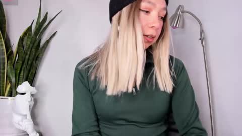 Snapshot of victoria_qq chatting on October 2025 05:04:02 PM D A N I online show from October 2025 05:04:02 PM