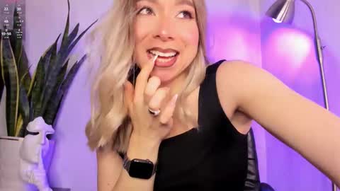 Snapshot of victoria_qq chatting on November 2025 02:03:02 AM D A N I online show from November 2025 02:03:02 AM