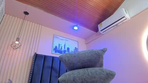 Viiolett online show from January 2026 08:25:01 PM